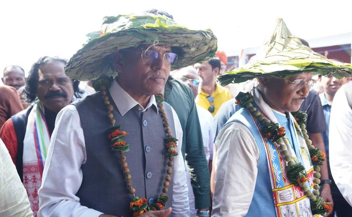 मनसुख मांडविया भगवान बिरसा मुंडा की माटी के वीर पदयात्रा में शामिल हुए, जशपुर में स्पोर्ट्स स्टेडियम का किया ऐलान